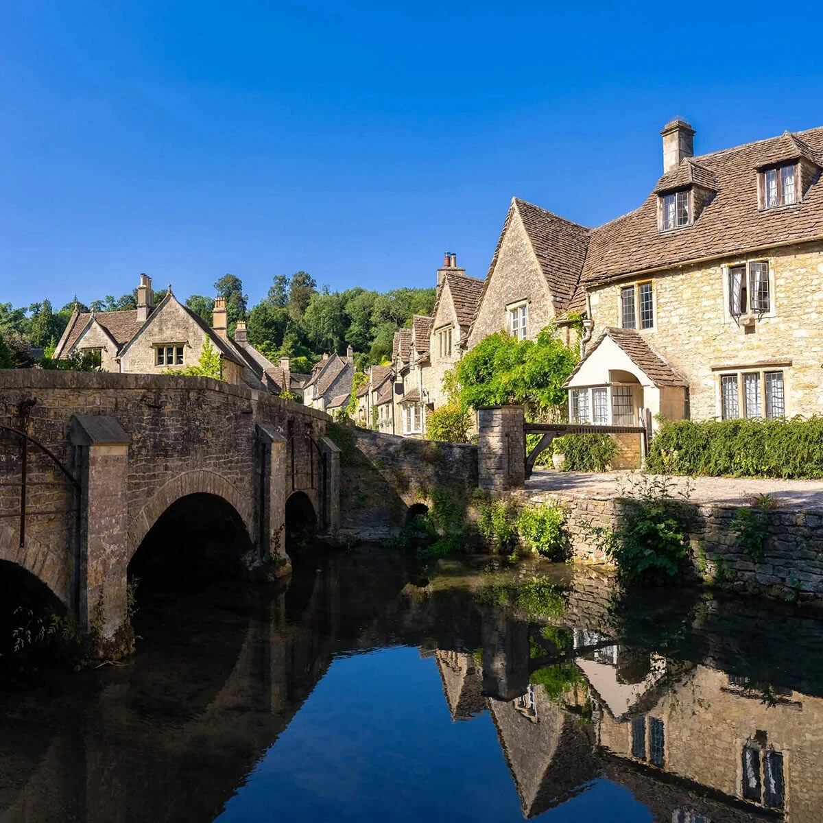 Home County Candle Co. The Cotswolds - Fresh Linen 100ml Reed Diffuser Refill 2 Home County Candle Co. The Cotswolds - Fresh Linen 100ml Reed Diffuser Refill - Image 2