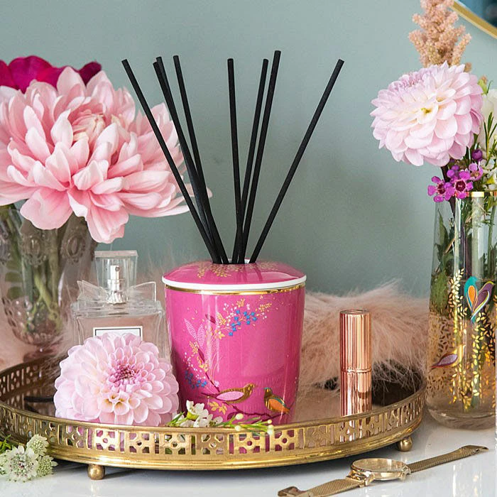 Sara Miller Chelsea Pink Sandalwood, Cardamom And Oud 200ml Reed Diffuser 3 Sara Miller Chelsea Pink Sandalwood, Cardamom And Oud 200ml Reed Diffuser - Image 3