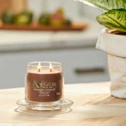 Yankee Candle Praline & Birch Signature Medium Jar Candle -Yankee Candle Sales yankee candle 1630021e praline birch signature medium jar candle lifestyle 2